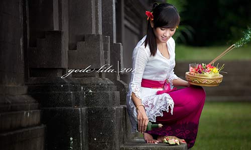 Perempuan Bali sedang melaksanakan salah satu dari Yadnya